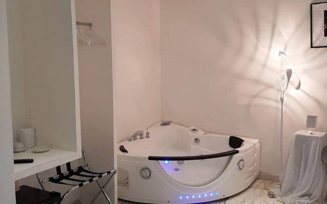 Chain Vatican Suites