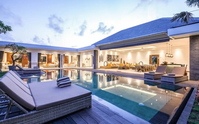 Villa 15 Stunning 6 BR Villa 400m to Beach
