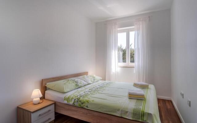 Apartment Mirna