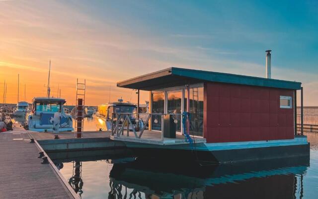 Cozy Floating house with sauna