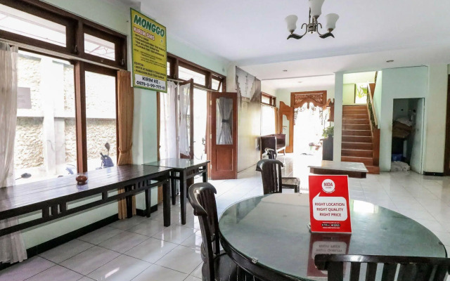 OYO 512 Ndalem Mantrijeron Hotel