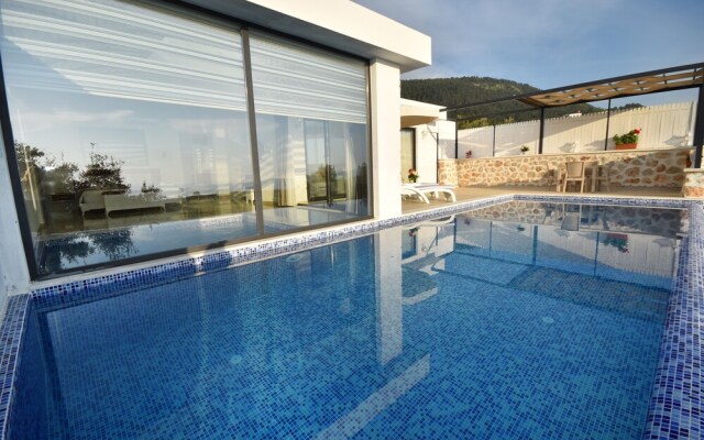 Villa Ural by Helaltatilvillalari