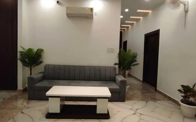 OYO 701490 Hotel Sharma Ji Inn