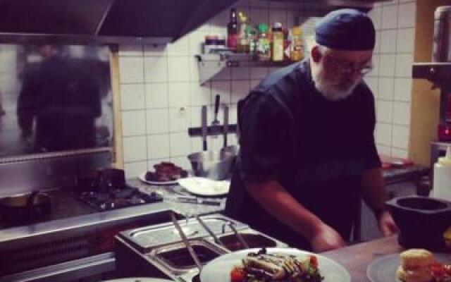 Les Tables De La Fontaine