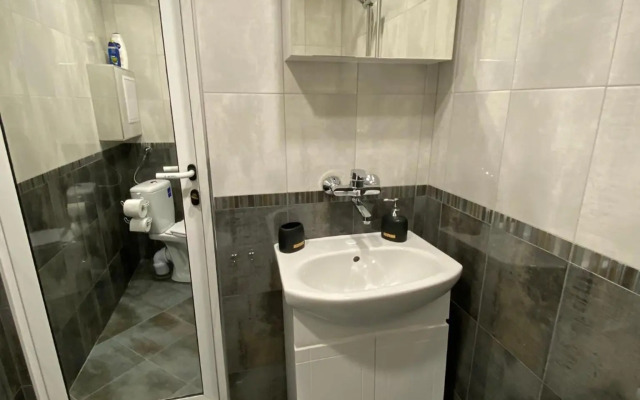 Fantastic 2 Bedroom Apartment - Top Center