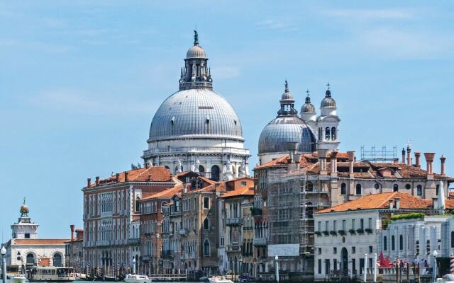 Charming Apartment on the Grand Canal