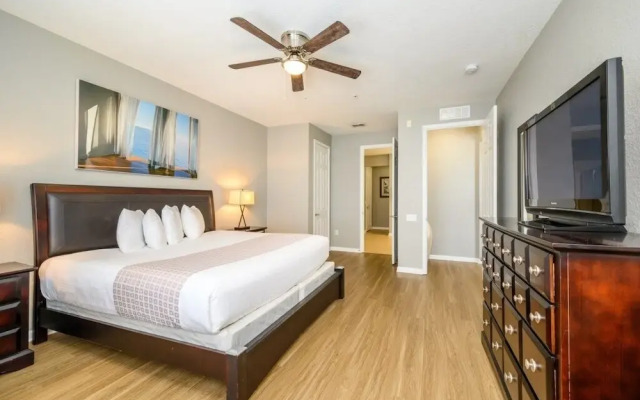 3 Bedroom Premium Lakeview Condo-1012