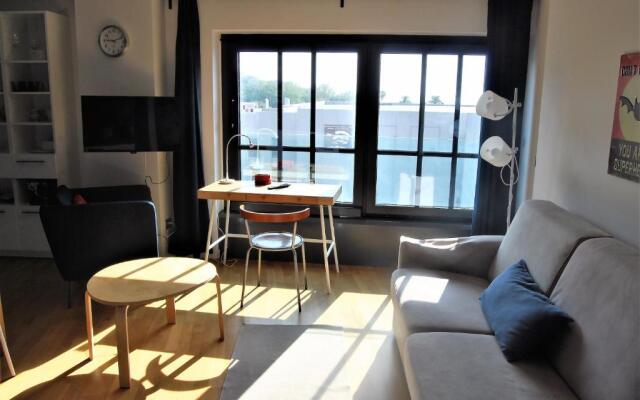 Modern & Bright Flat - 2 Min From the Sea