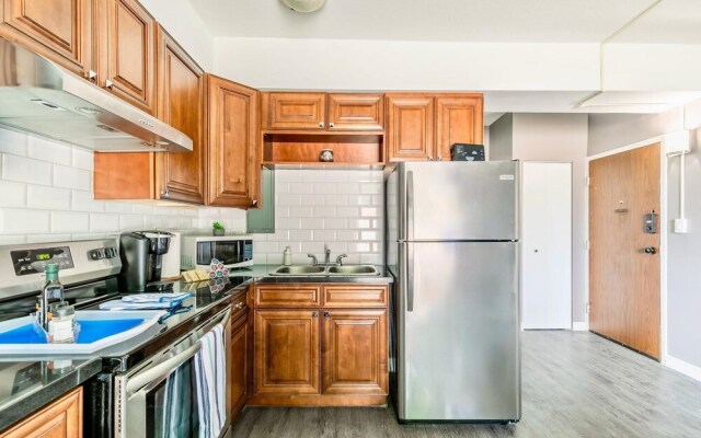 1BR - King Bed Apt With Netflix - Prime Location