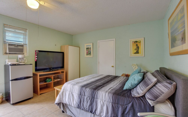Convenient Sarasota Studio w/ Lush Backyard!