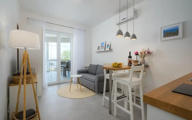 Bright Apartment With Communal Pool