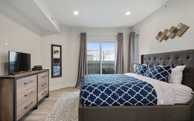 Bright 3 Bedroom + Rooftop Views