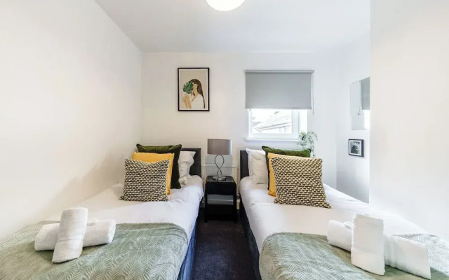 Whitchurch 2 Bedroom Flat near Hospital