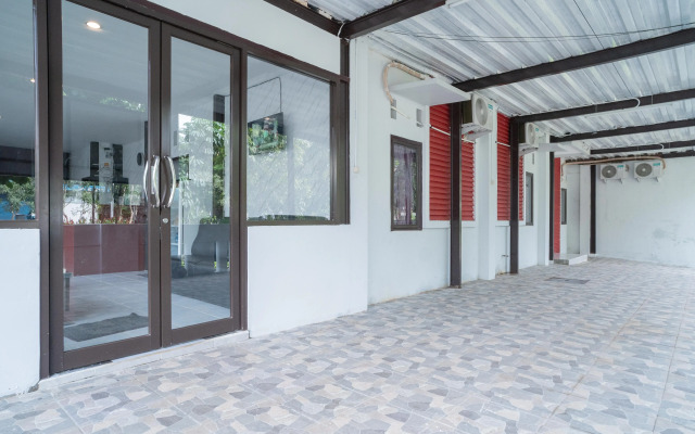 RedDoorz Plus near ITC Cempaka Mas 2