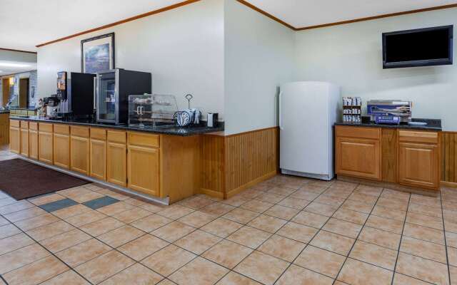 Days Inn & Suites by Wyndham St. Ignace Lakefront