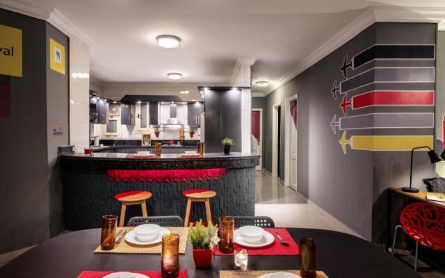 The Terminal 2 Stay - Steps From Nightlife and Airport