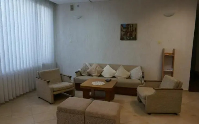 Holiday House Gluosnis