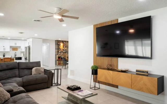 Riverside Retreat w Fireplace