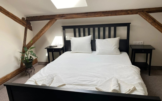 Theater Guesthouse with Parking