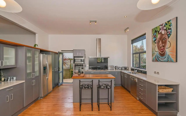 Manuka Bach - Matarangi Holiday Home