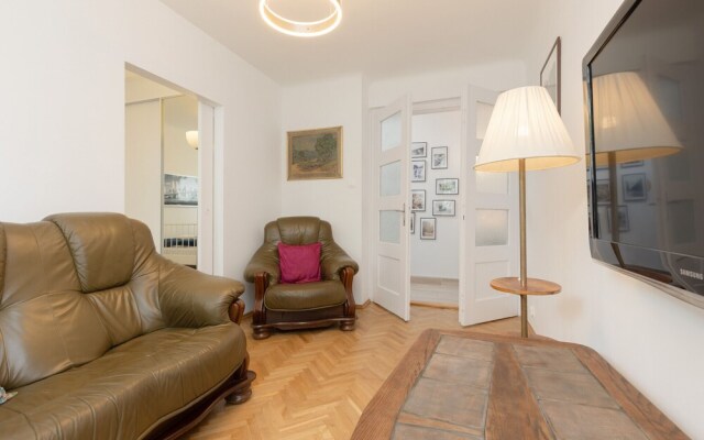 Elegant Warsaw Apartment by Renters