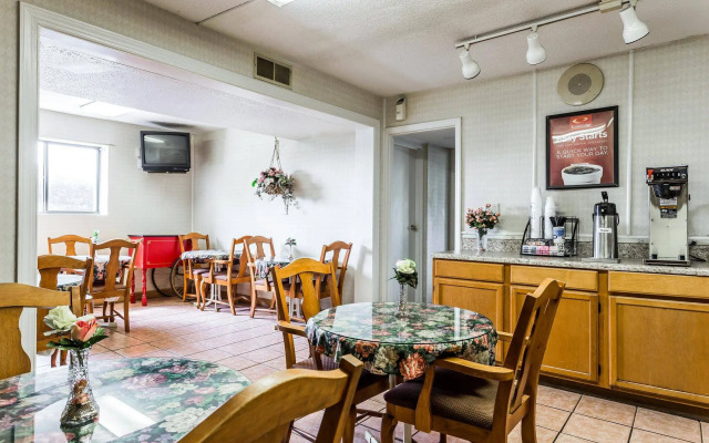 Econo Lodge Inn & Suites Matthews - Charlotte