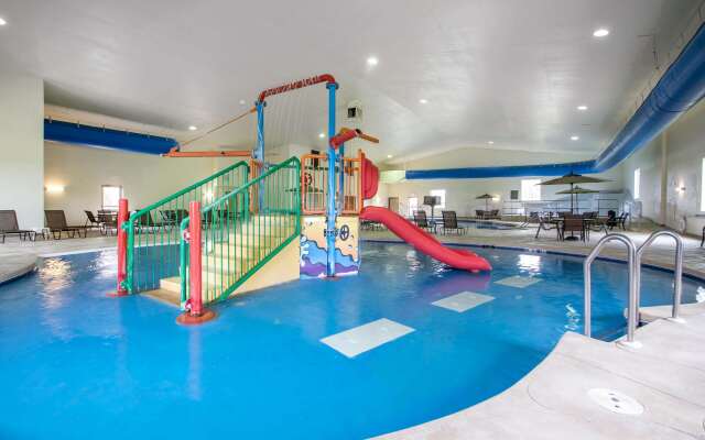 Comfort Suites Johnson Creek Conference Center