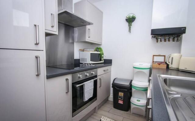 No15 Luxe Living Elegant City Home-1 Bed-Garden-Wifi-Private Parking-Beach-City