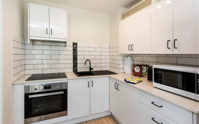 Modern 1 Bedroom Apartment Near the River and the City