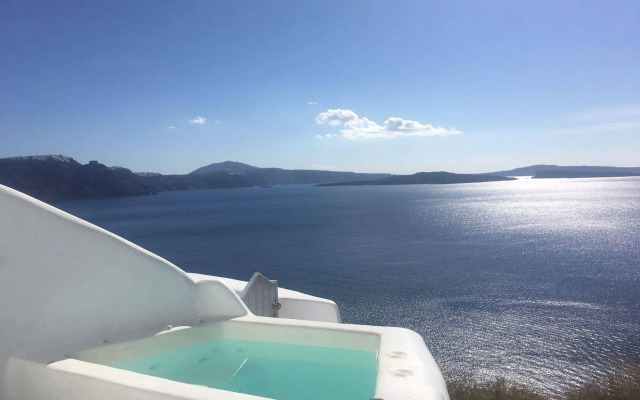 Liakada Oia Suites