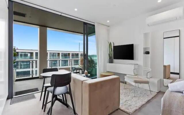 Sleek Modern Studio With Balcony!