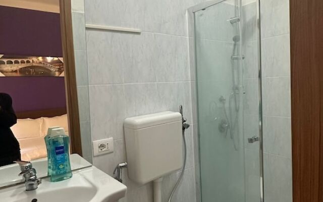 Venice Night6 Double Room Shared Toileta