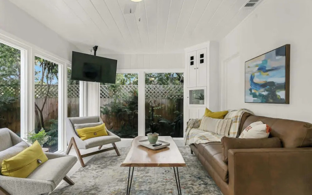 Pool House Oasis - Home for 6