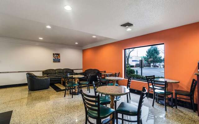 Motel 6 Libertyville, IL