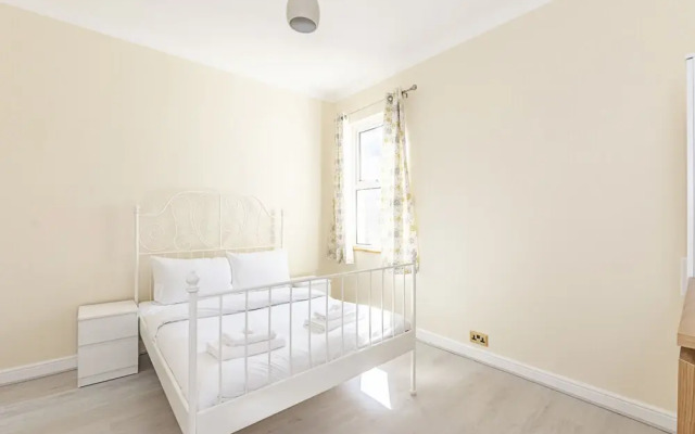 Spacious 4 Bed Apartment Near Tooting Gardens