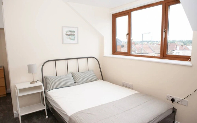 Top Floor Studio Near Bristol City