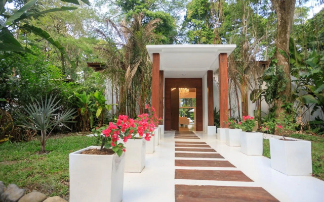 Gigi Brown Villa Paparazzi