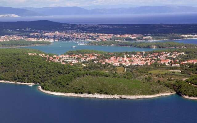 Captivating 4-bed Apartment in Premantura