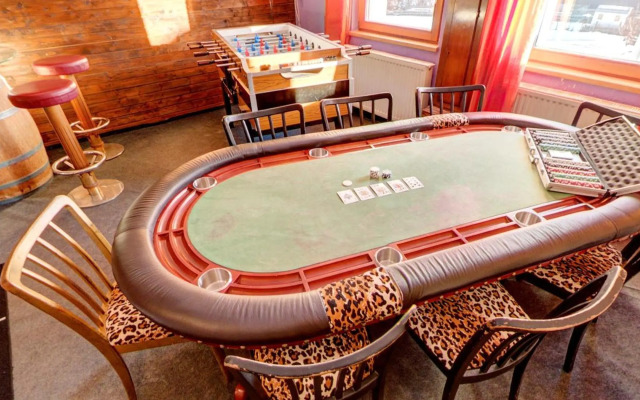 DMG - 'Funky First Floor' Unique Mountain Apartment