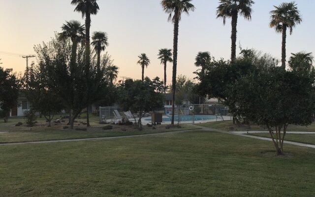 99 Palms Inn & Suites