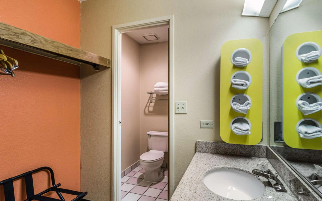 Motel 6 Libertyville, IL