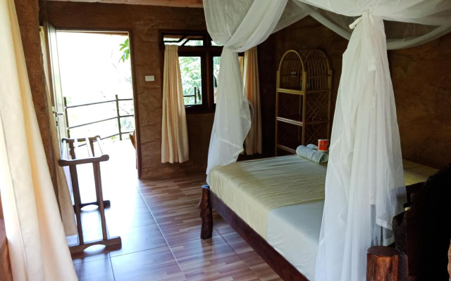 On The Rocks Bungalows, Restaurant and Jungle Trekking Tours - From May to September only stay here – Guest Rooms – Bukit Lawang