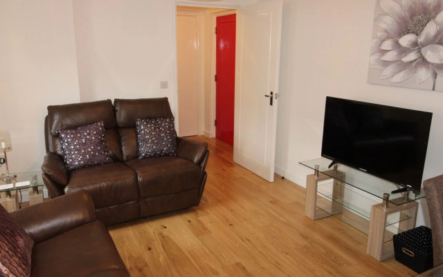 Modern two Bedroom Apartment Ideally Located