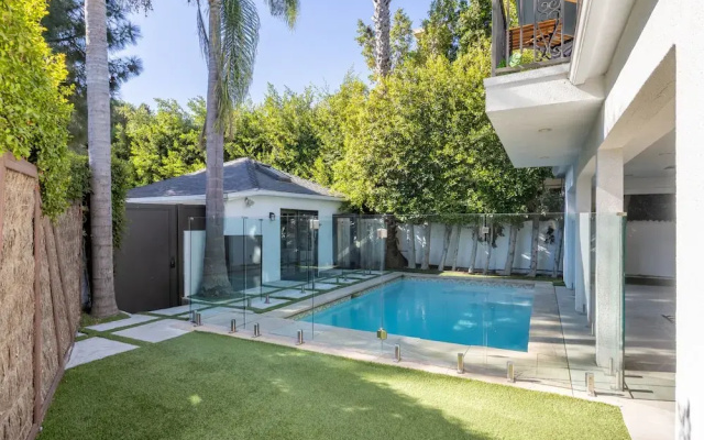 5 Bedroom Home with Pool & Guest House
