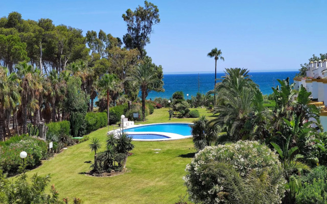 BEACHFRONT Spacious House with Pools, Bathtubs, Garden, Sea View