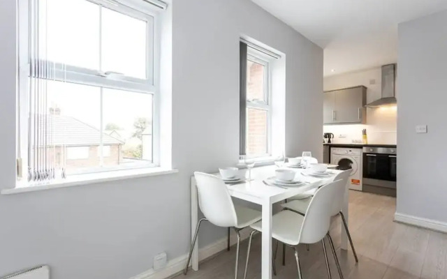 Lovely One-bedroom Serviced Apartment in Eccles