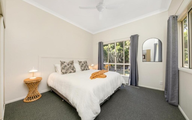 Hughes Hideaway - 2BR Cottage on 1 Acre w Air Con, King Beds – Guest Rooms – Yeppoon