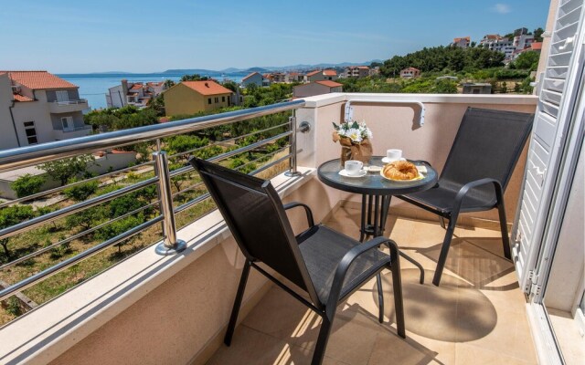 Beautiful Apartment in Podstrana With Wifi