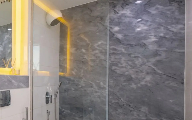 LUX  Pad Executive Suite Canal View 5