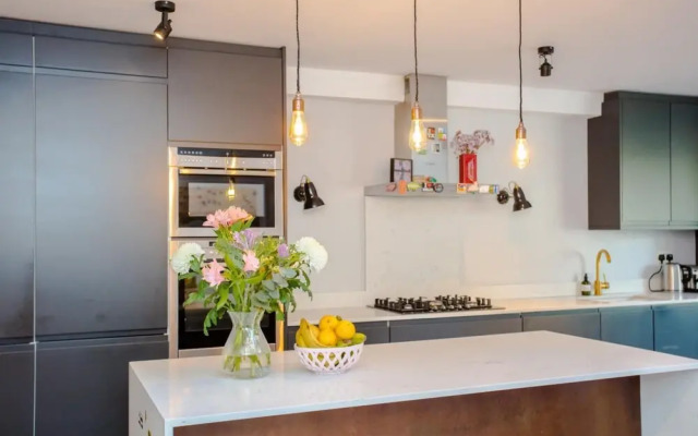 Beautiful 4 Bedroom House in North East London